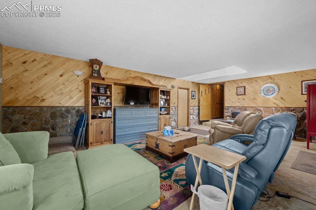 Image 22 of 32: Living Room