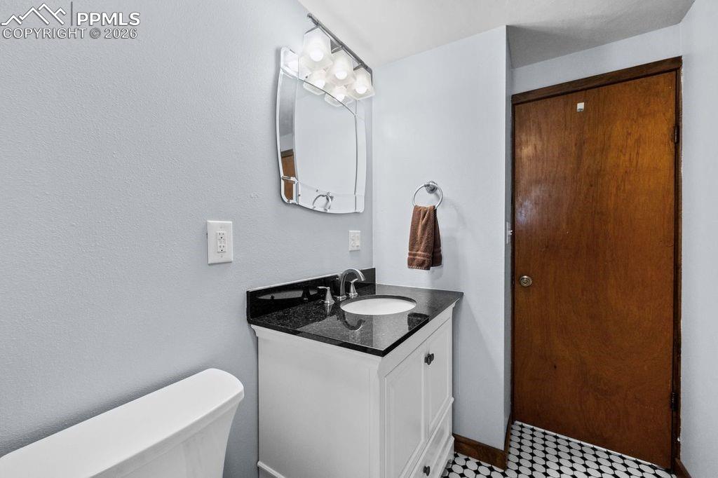 Image 27 of 32: Bathroom