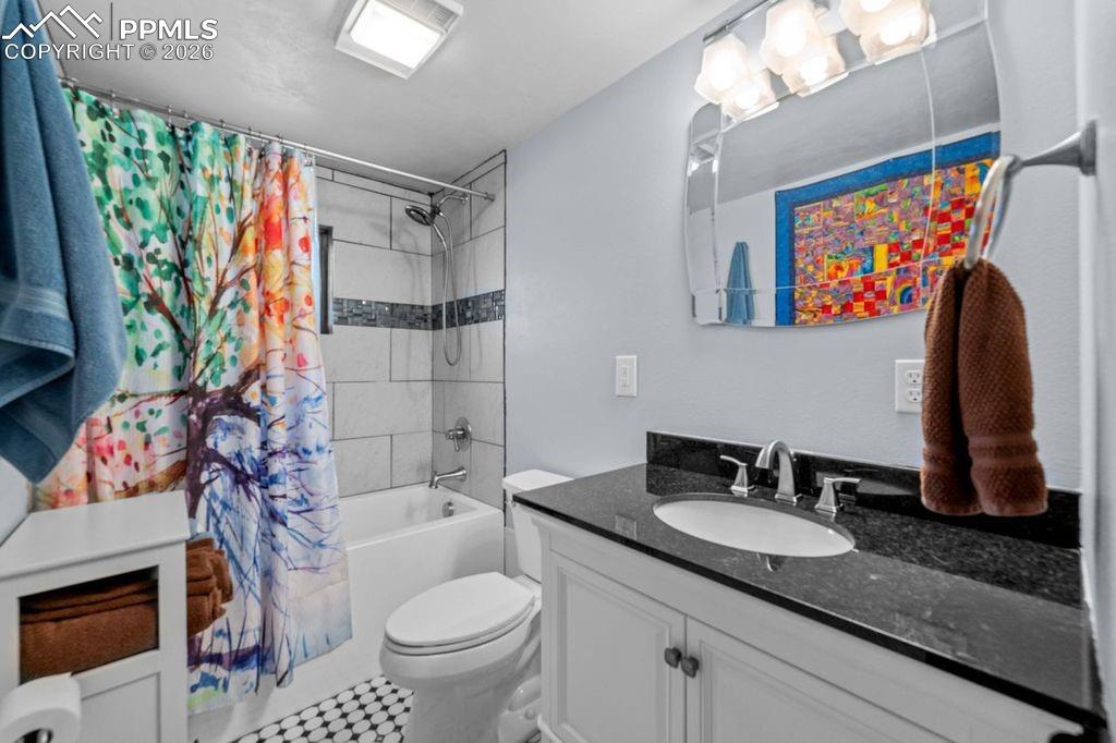 Image 28 of 32: Bathroom