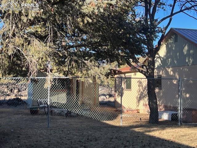 Image 31 of 32: Yard