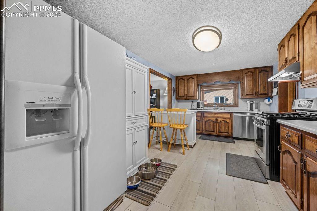 Image 7 of 32: Kitchen