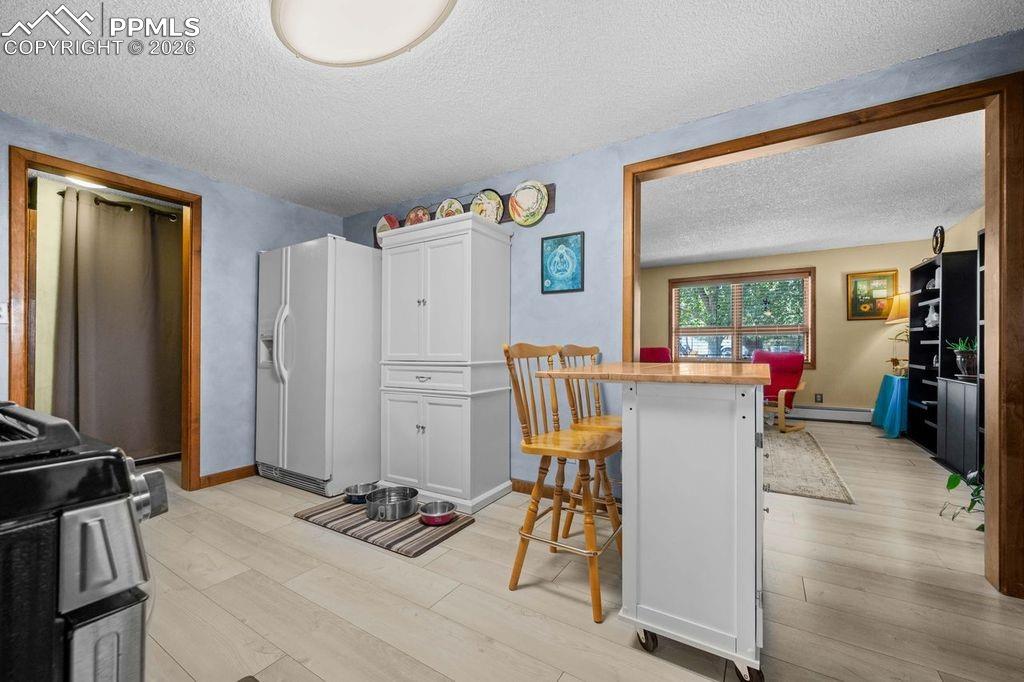 Image 8 of 32: Kitchen