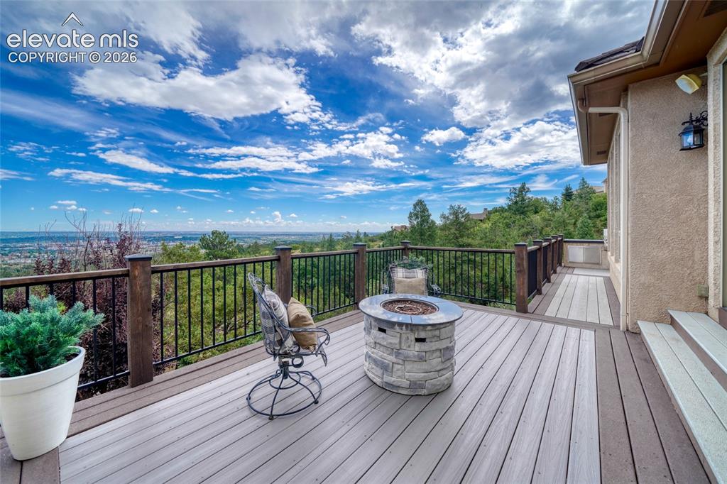 Image 18 of 50: Deck