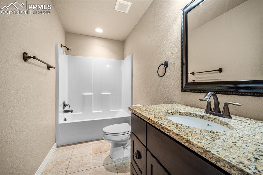 Image 10 of 32: Bathroom