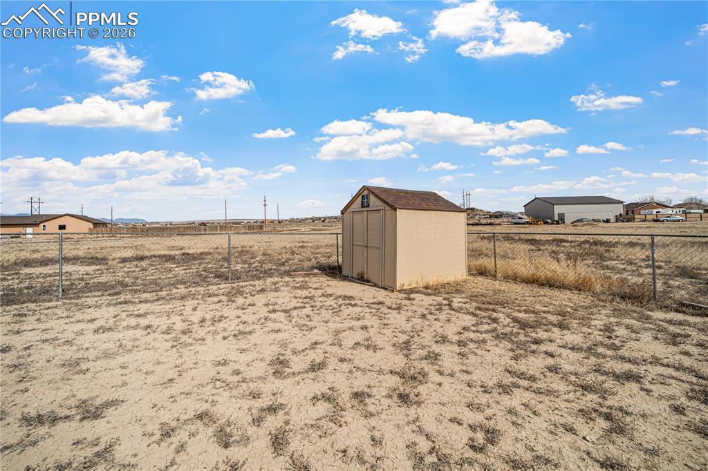 Image 23 of 32: Yard