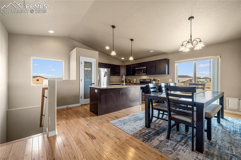 Image 7 of 32: Dining Area