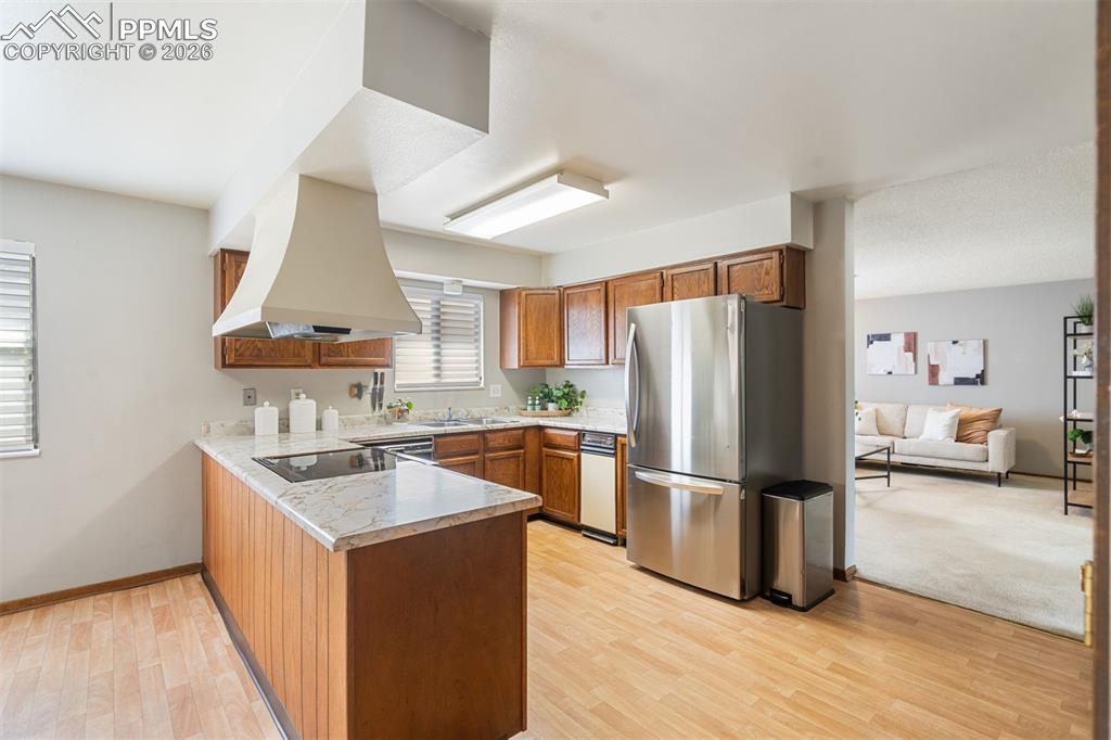 Image 14 of 41: Kitchen