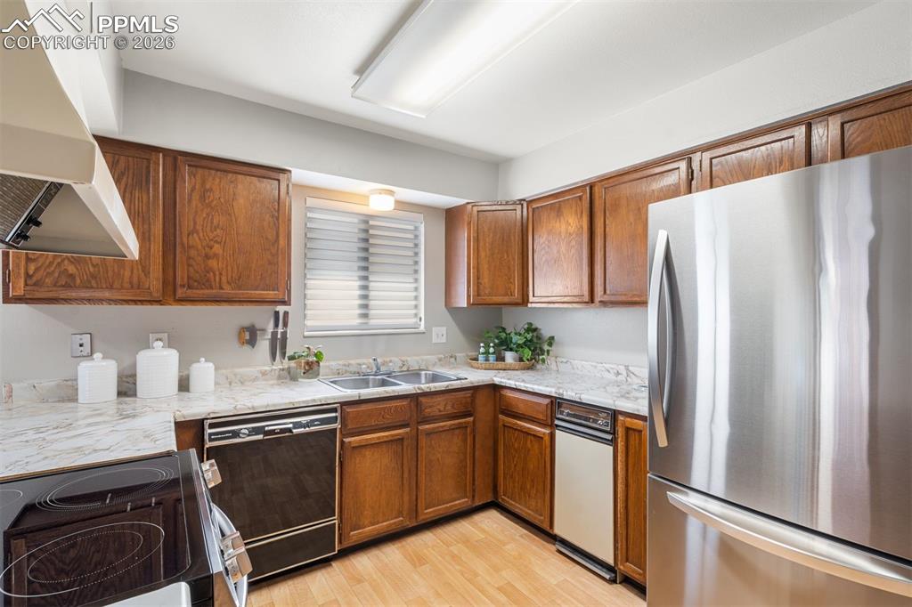 Image 15 of 41: Kitchen