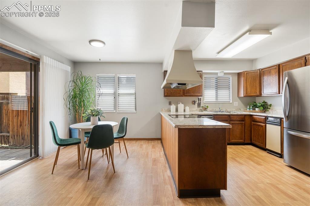 Image 17 of 41: Kitchen