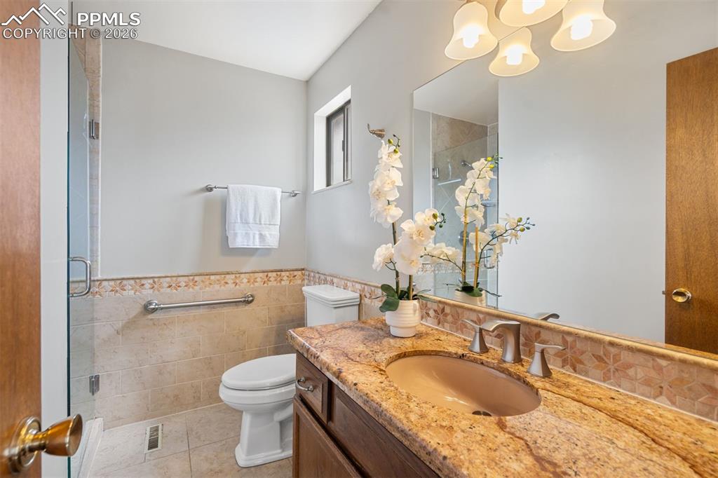 Image 29 of 41: Bathroom