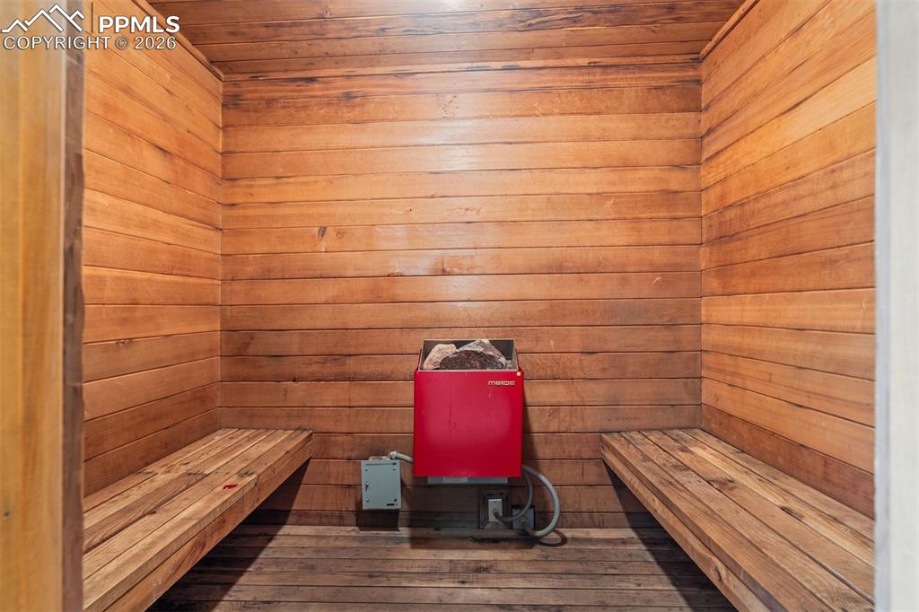 Image 38 of 41: Sauna