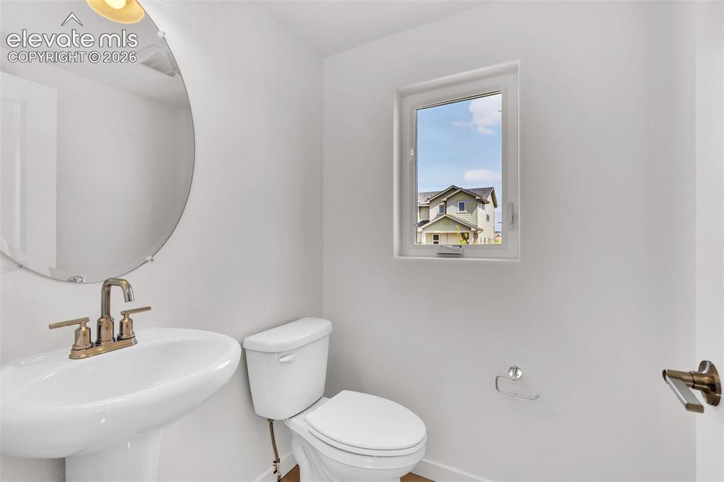 Image 34 of 36: Bathroom