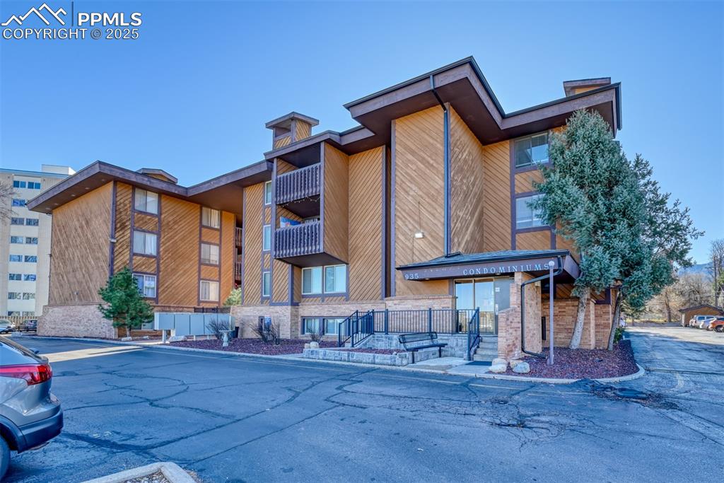 Image 3 of 31: View of building exterior