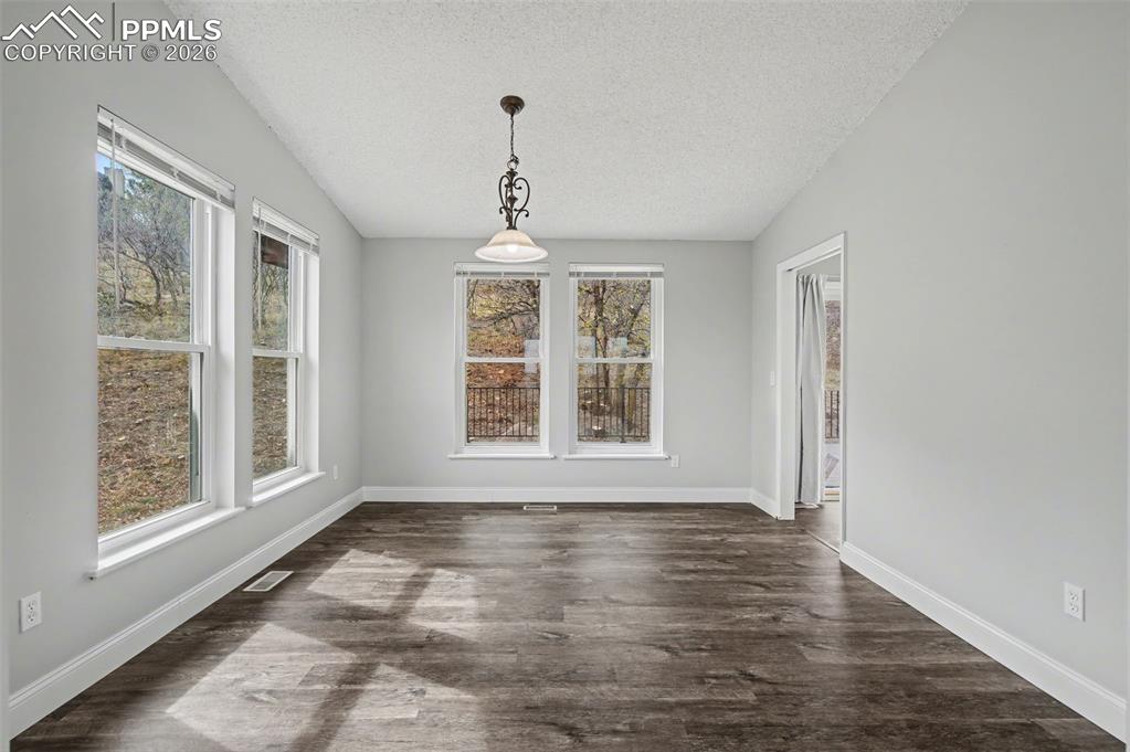 Image 10 of 35: Dining Area