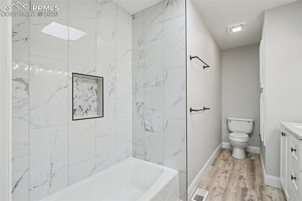 Image 17 of 35: Bathroom