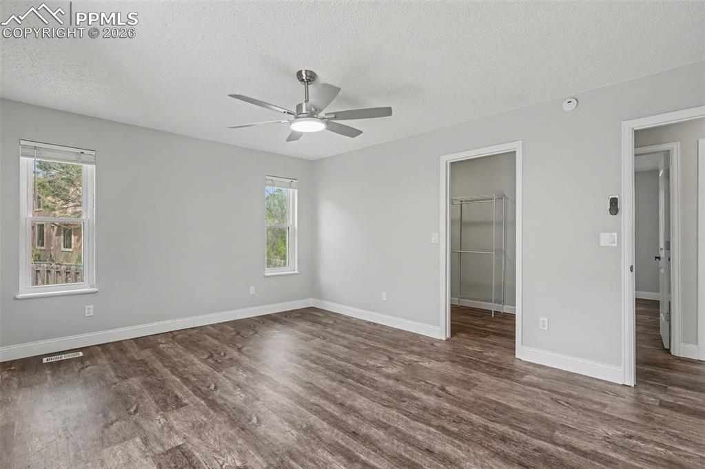 Image 18 of 35: Bedroom