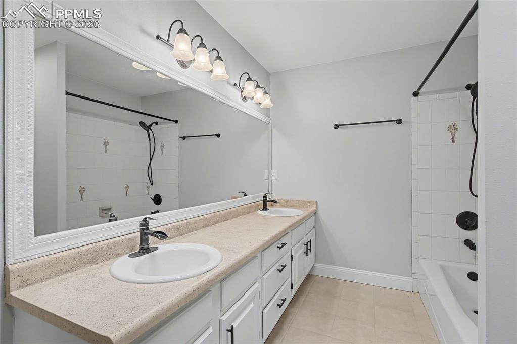 Image 20 of 35: Bathroom