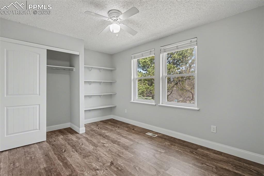 Image 22 of 35: Bedroom