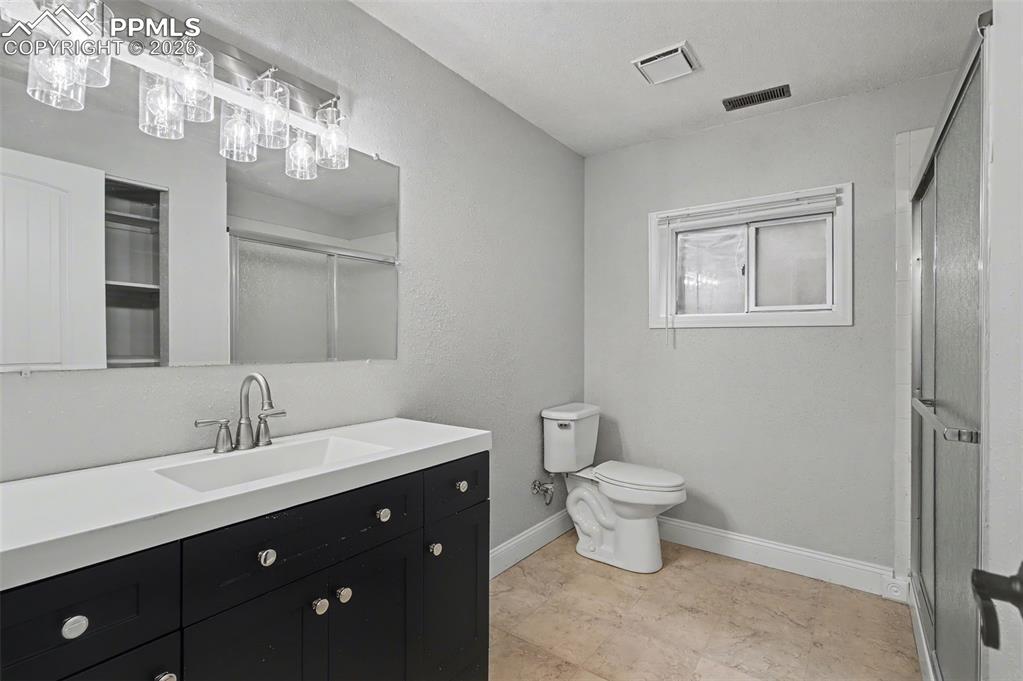 Image 24 of 35: Bathroom