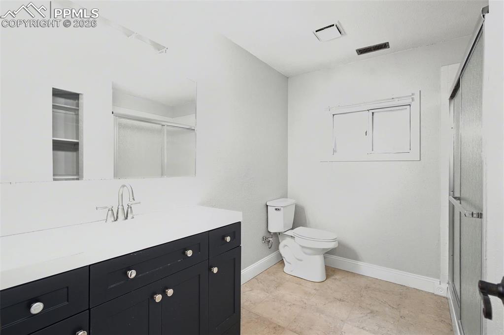 Image 25 of 35: Bathroom