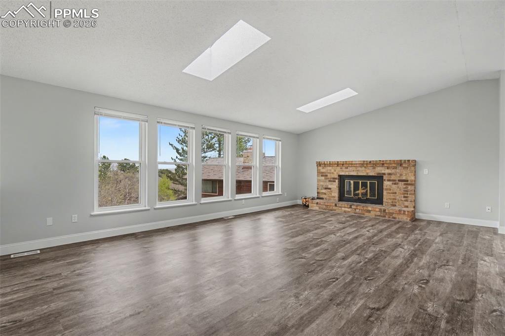 Image 4 of 35: Living Room