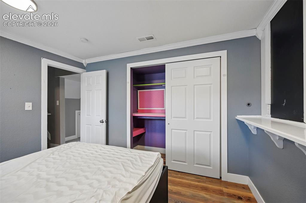 Image 18 of 34: Bedroom