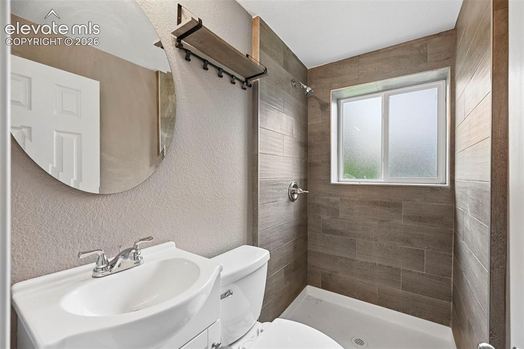 Image 19 of 34: Bathroom