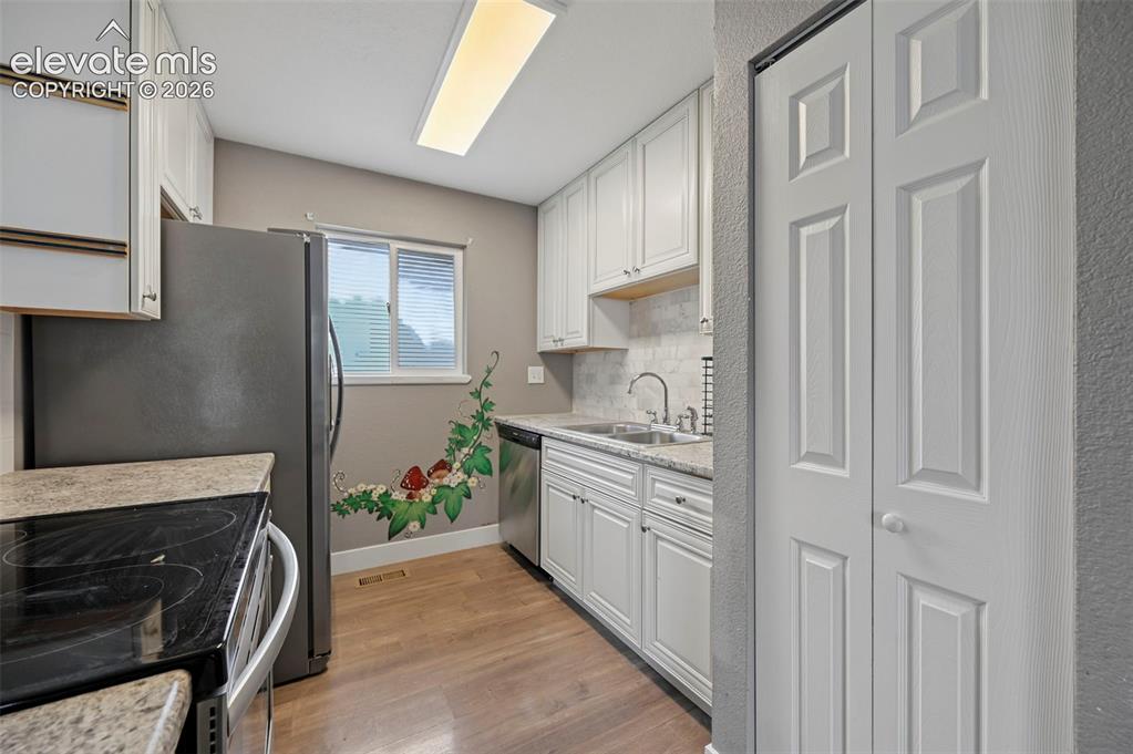 Image 9 of 34: Kitchen