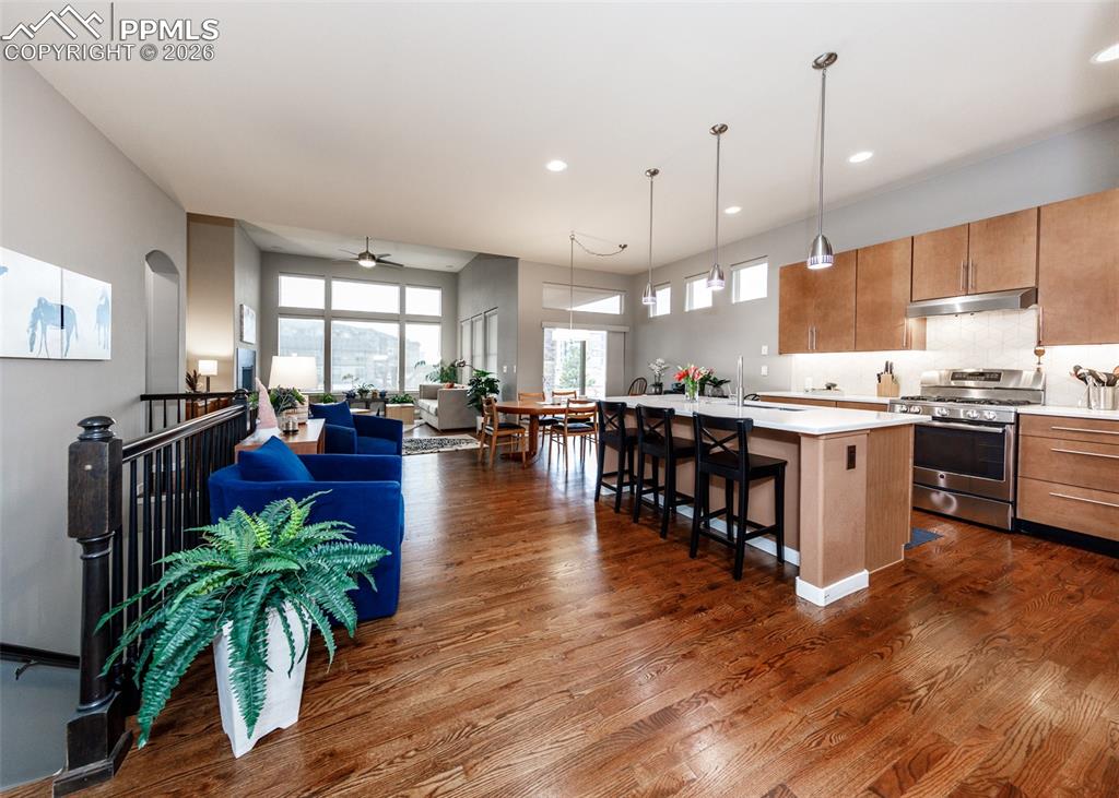 Image 10 of 50: Kitchen