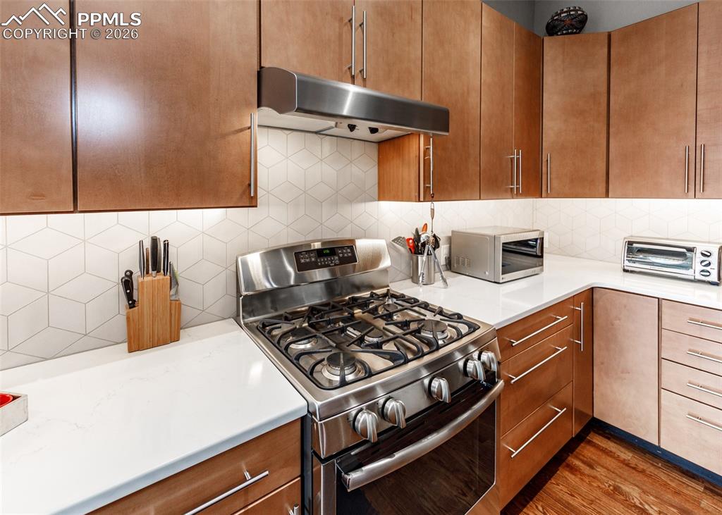 Image 14 of 50: Kitchen