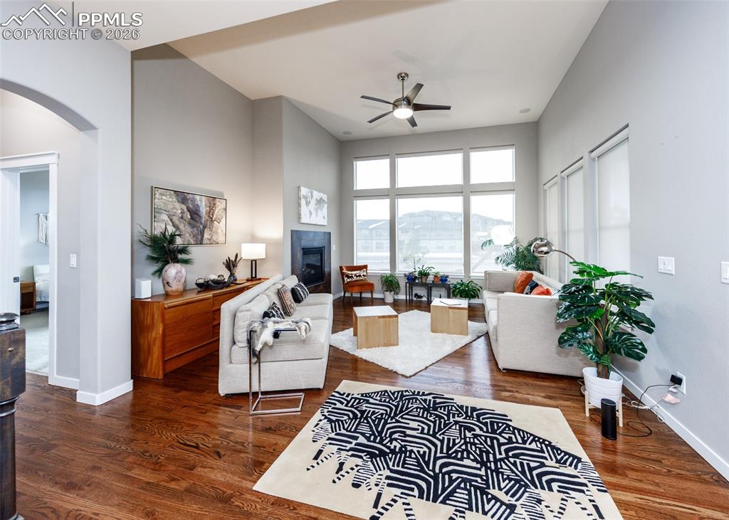 Image 17 of 50: Living Room