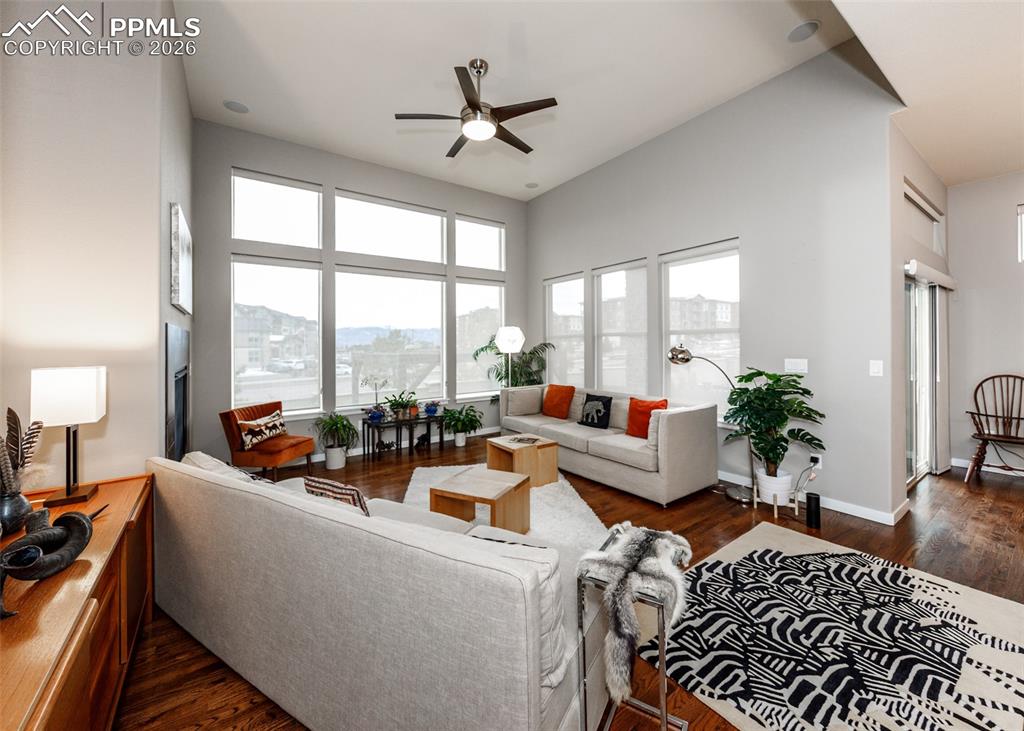 Image 18 of 50: Living Room