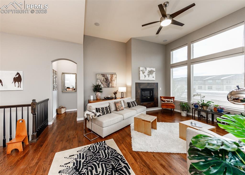 Image 19 of 50: Living Room