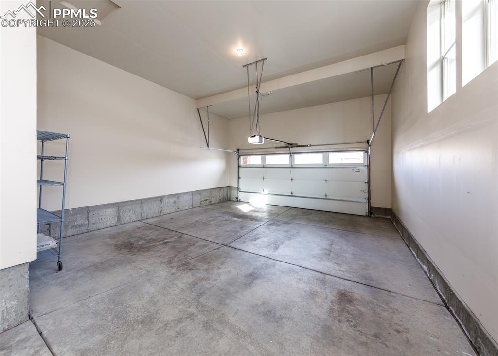 Image 43 of 50: Garage