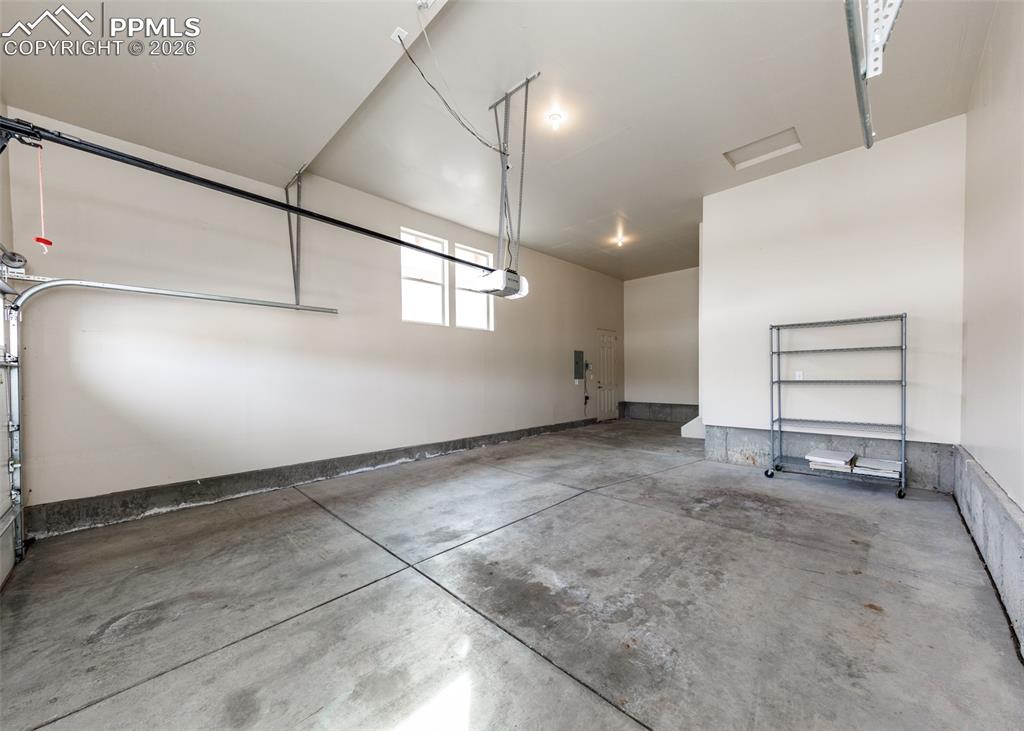 Image 44 of 50: Garage