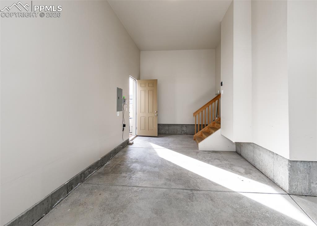 Image 45 of 50: Garage