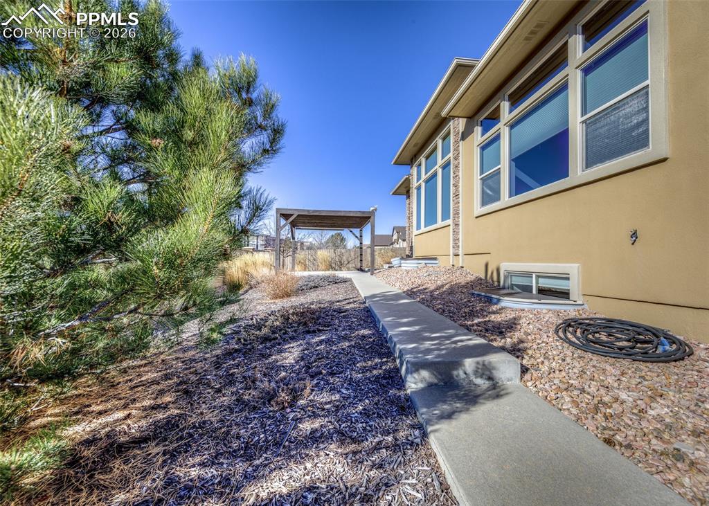 Image 48 of 50: Yard