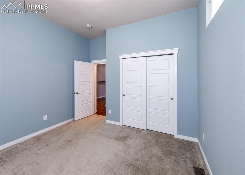 Image 7 of 50: Bedroom