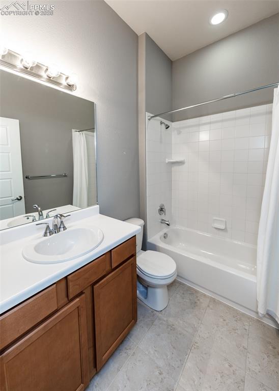 Image 8 of 50: Bathroom