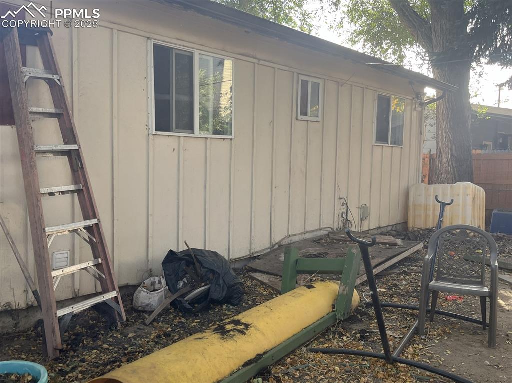 Image 11 of 20: Back of house.