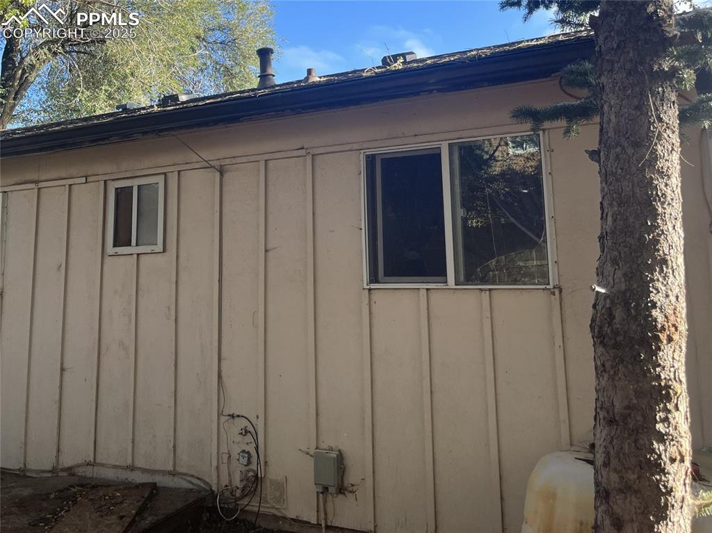 Image 12 of 20: Back of house.