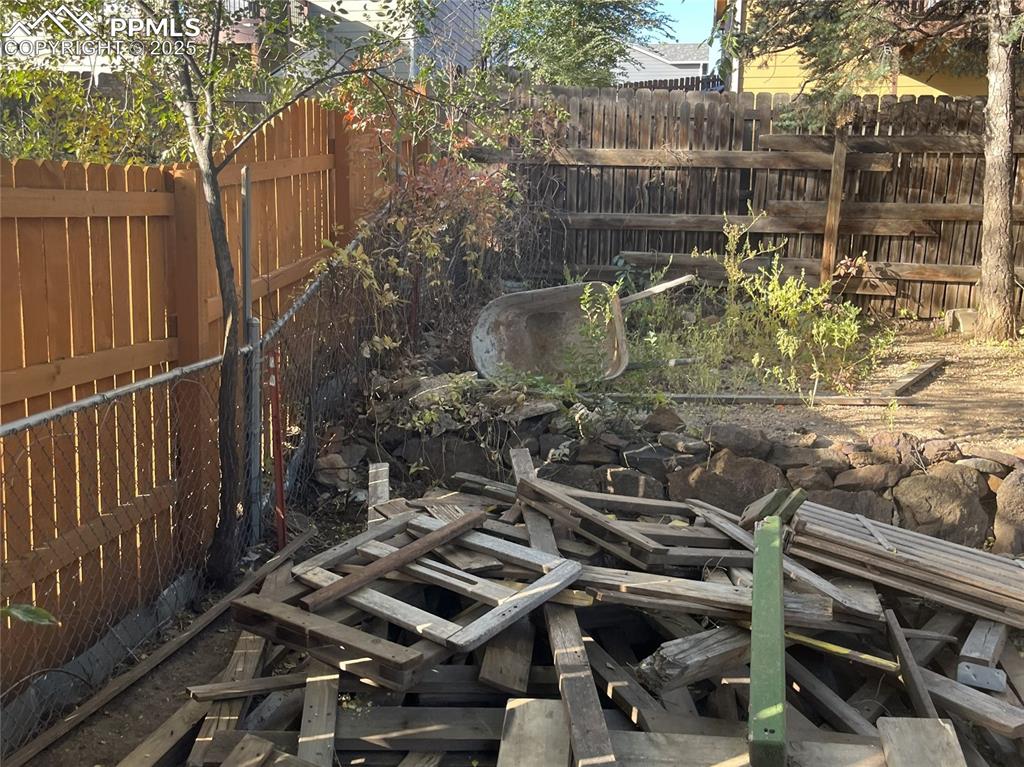 Image 14 of 20: SW corner of backyard.