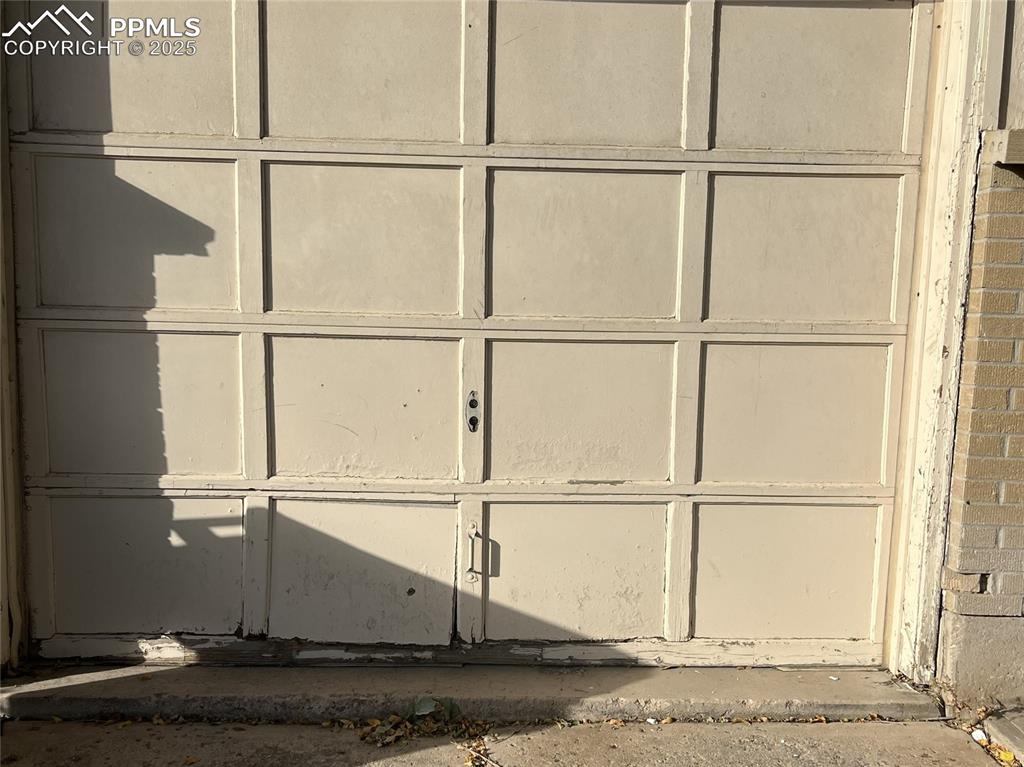 Image 5 of 20: Garage