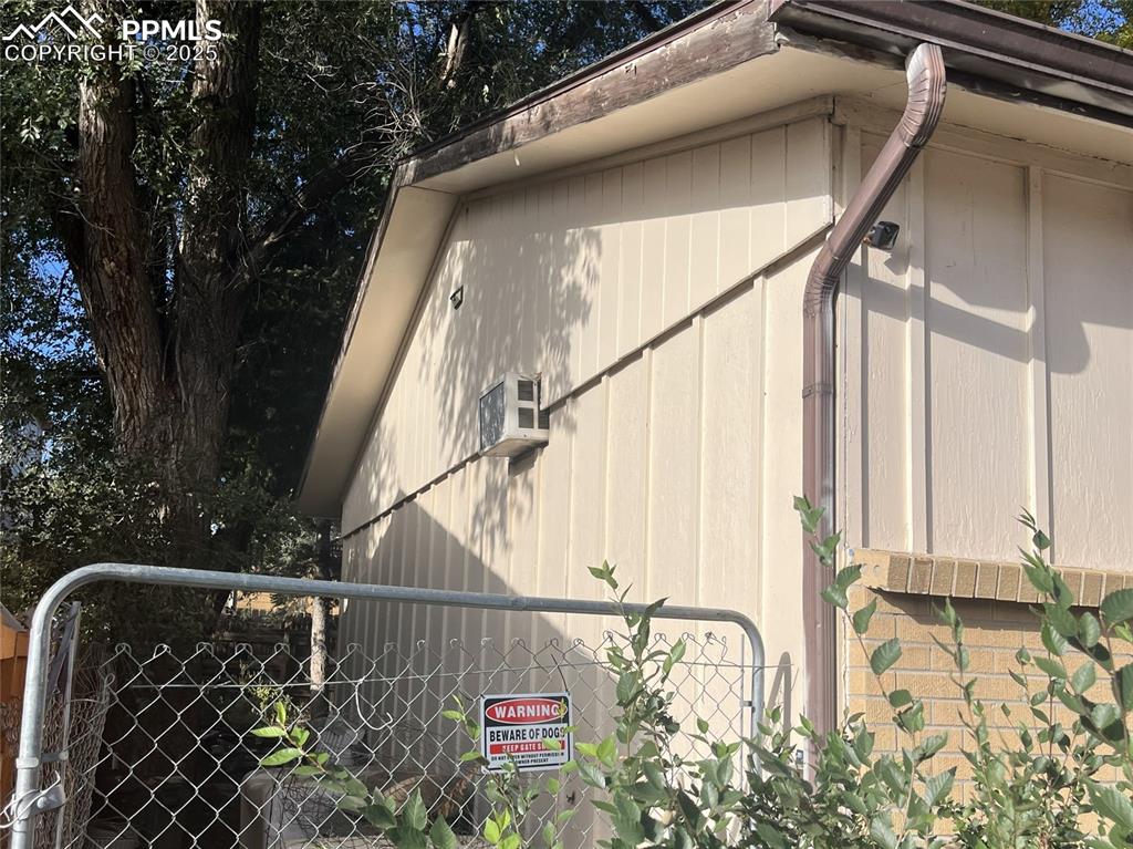 Image 6 of 20: South side of house.