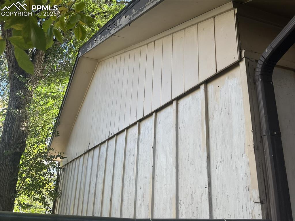 Image 7 of 20: North side of house.