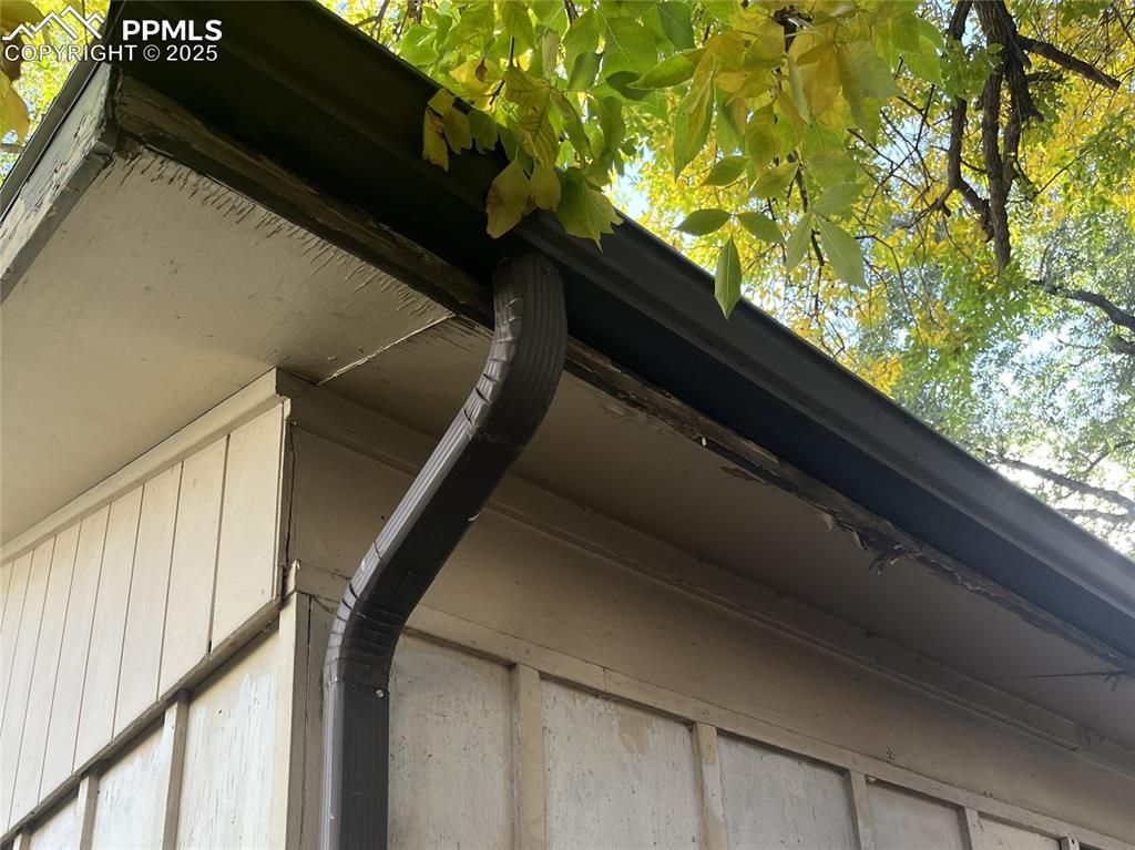 Image 8 of 20: Northwest corner of house.