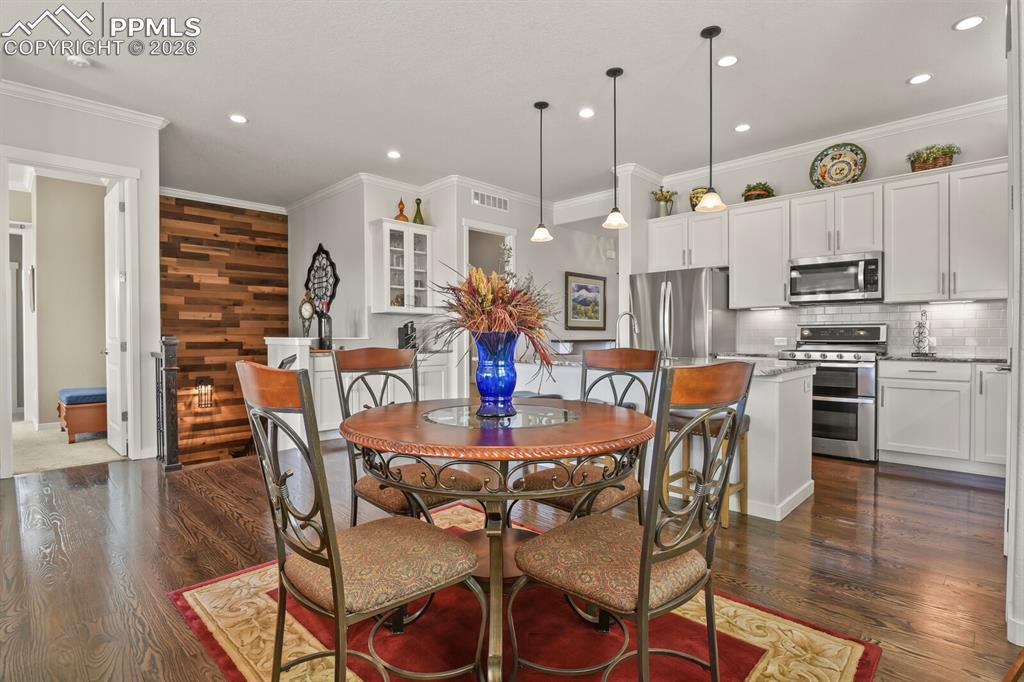 Image 10 of 50: Dining Area