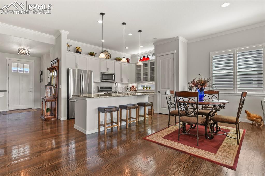 Image 11 of 50: Dining Area