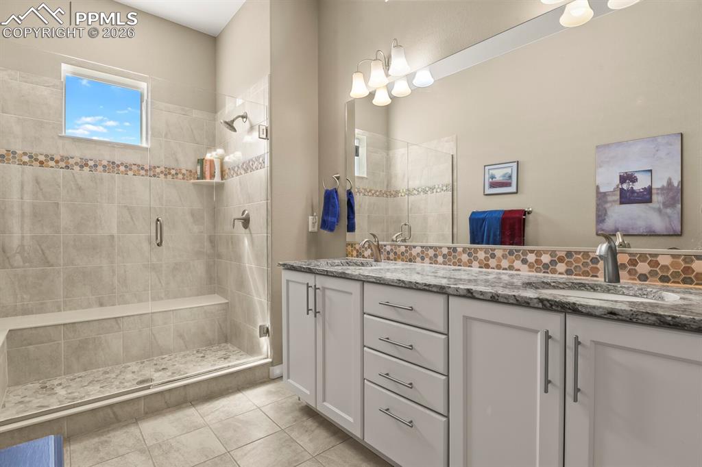 Image 21 of 50: Dual sinks and Framelss glass shower door! 