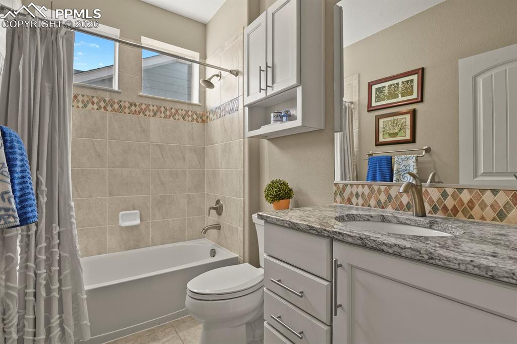 Image 25 of 50: Main floor full guest bath